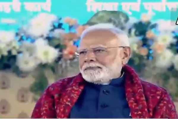 पीएम मोदी की झुग्गी वासियों को सौगात, 1,675 फ्लैट्स का उद्घाटन कर लाभार्थियों को चाबियां सौंपी