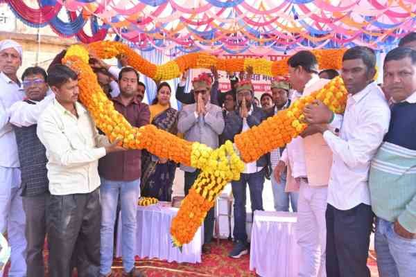 मंत्री योगेंद्र एवं सिंदरी विधायक का स्वागत करते कार्यकर्ता