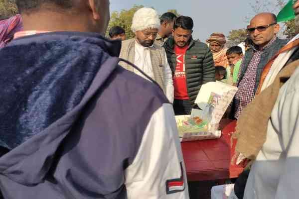 गिरिडीह : झामुमो सुप्रीमो शिबू सोरेन की जयंती पर गावां में कार्यकर्ताओं ने बांटी मिठाई