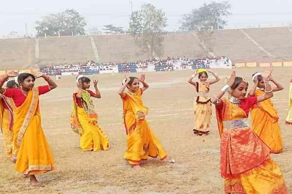 सांस्कृतिक कार्यक्रम प्रस्तुत करतीं बच्चियां