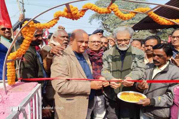 भाकपा माले के कार्यालय का उद्घाटन करते दीपांकर भट्टाचार्य, विधायक अरूप चटर्जी व अन्य