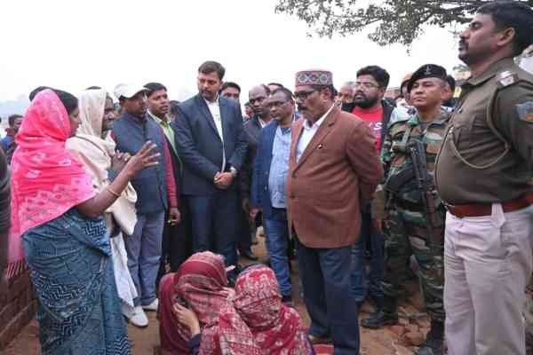 पीड़ित परिवार से मुलाकात करते मंत्री योगेंद्र प्रसाद