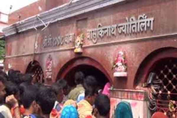 दुमका : बासुकीनाथ मंदिर में हजारों भक्तों ने किया जलाभिषेक