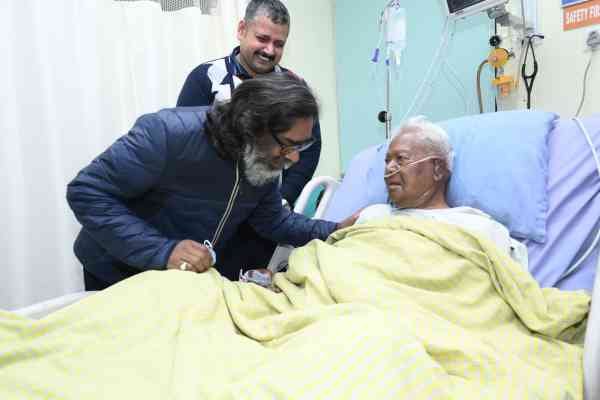 बीमार कड़िया मुंडा से मिलने मेडिका पहुंचे सीएम हेमंत सोरेन