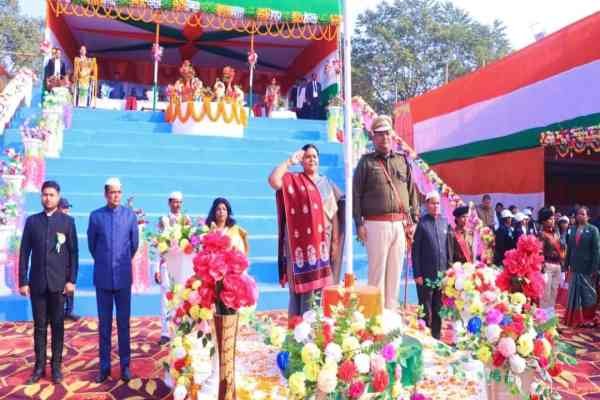 झंडे कोसलामी देतीं मंत्री दीपिका पांडेय