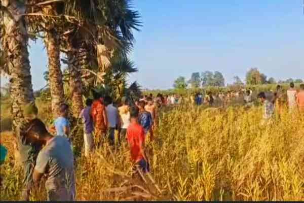 घटनास्थल पर जुटी भीड़