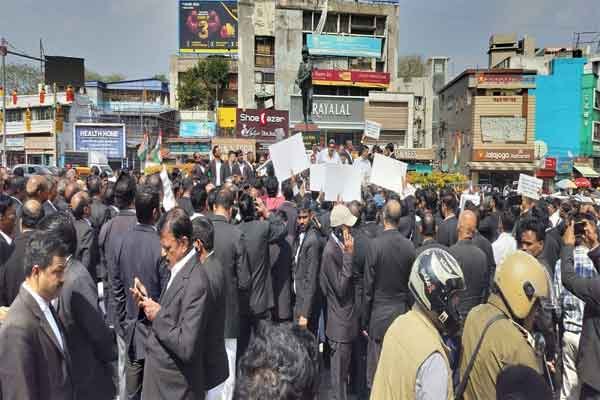 सड़क पर उतरे रांची सिविल कोर्ट के अधिवक्ता, ये है वजह