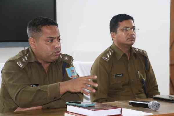 शिविर में नए कानून की जानकारी देते पुलिस अधिकारी