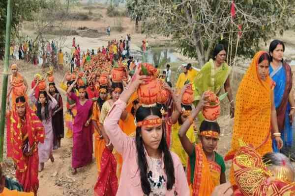 कलशयात्रा में शामिल श्रद्धालु