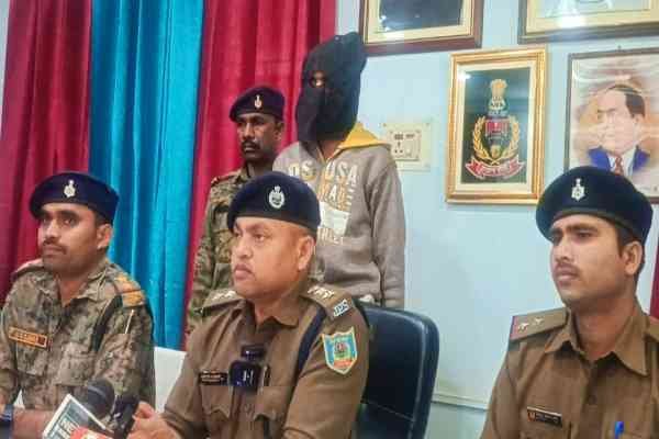 गिरफ्तार प्रेमी के बारे में जानकारी देते पुलिस अधिकारी