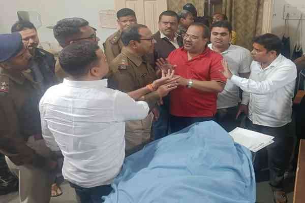 अस्पताल में हंगामा करते लोगों को समझाती पुलिस