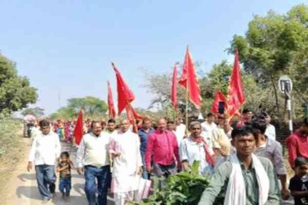 शोभायात्रा में शामिल श्रद्धालु