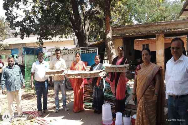 लातेहार: चूजा वितरण कार्यक्रम में शामिल हुईं जिप अध्यक्ष