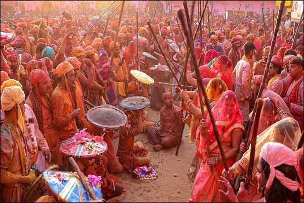 ब्रज में रंग-गुलाल से नहीं, बल्कि लट्ठमार खेली जाती होली, जानें कैसे हुई शुरुआत