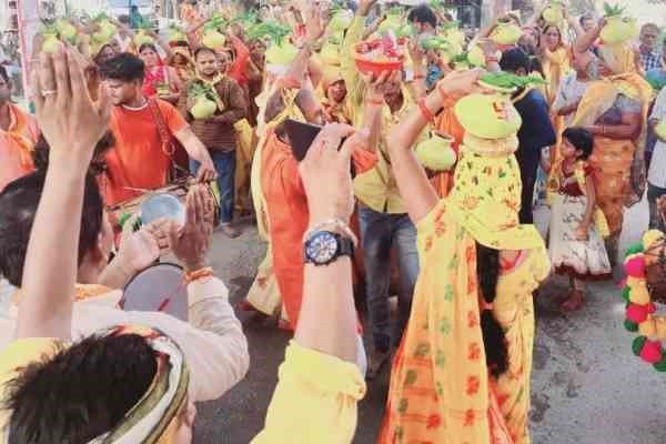 गढ़वा: गाजे-बाजे के साथ निकाली गई भव्य कलश यात्रा