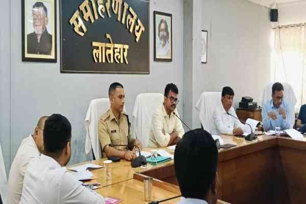 अधिकारियों के साथ बैठक करते डीसी व एसपी