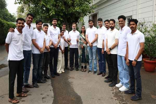विवि छात्र संघों के निर्वाचित नेताओं ने राहुल गांधी से मुलाकात की
